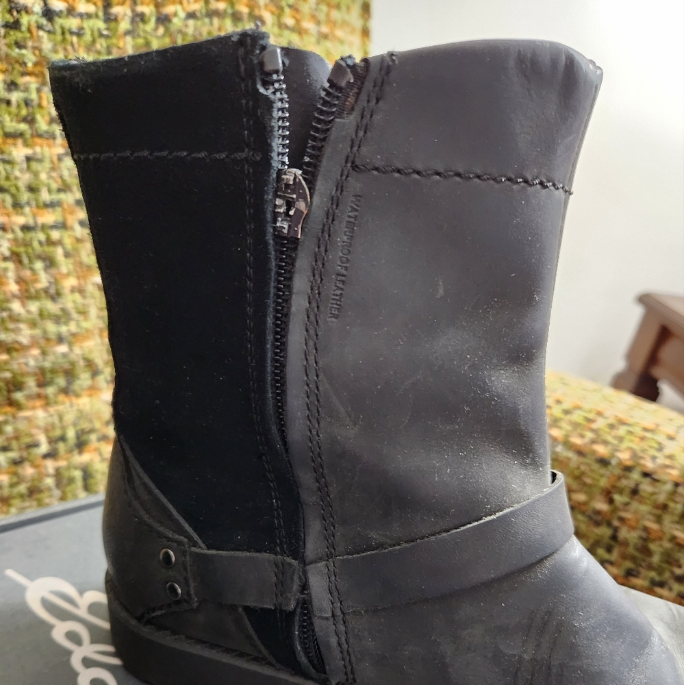Boots - Picture 4 of 4